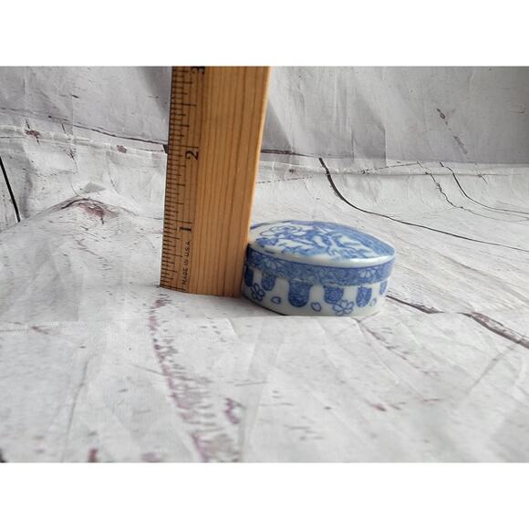 Vintage Chinese Chinoiserie Peacock Blue & White Porcelain Lidded Trinket Box - Picture 9 of 9